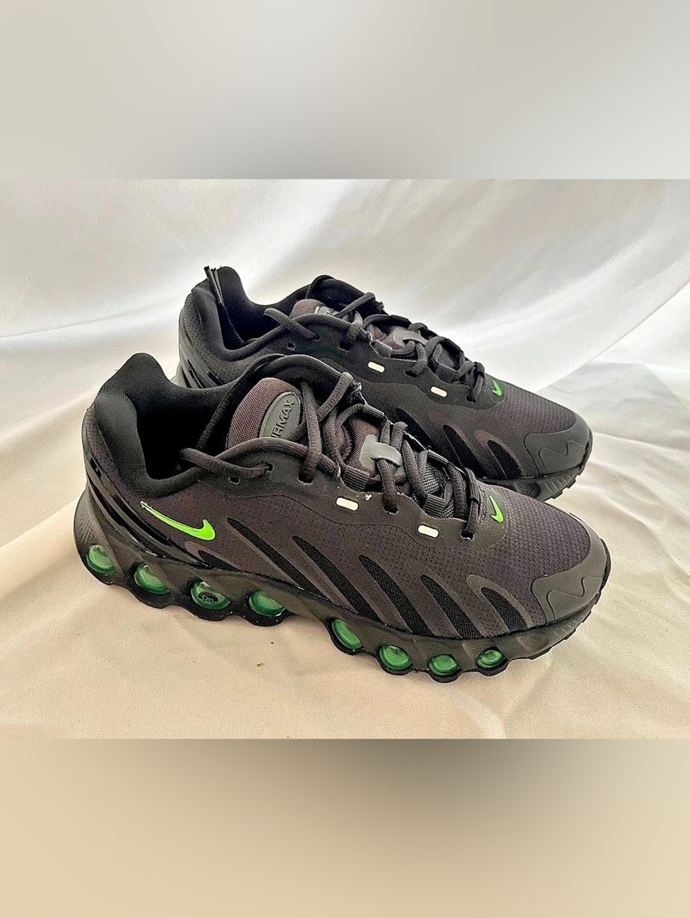 Nike Air Max DN8 Sneakers Black & Green US 4Y or 5.5W - BNWT